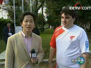 央视驻法国巴黎首席记者李宾在传递现场