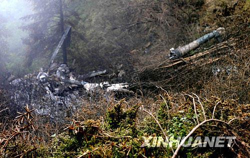救灾失事直升机黑匣子在深山峡谷中找到