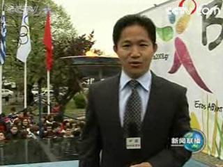 央视驻法国巴黎首席记者李宾在传递现场报道