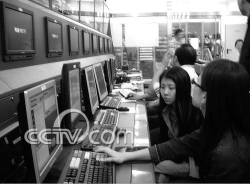 世界杯直播期间，传送部技术人员正在100平方米演播室操作VIZRT节目包装系统