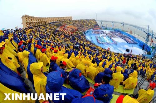 观众冒雨进入览山景观剧场准备观看演出。(来源：新华社)