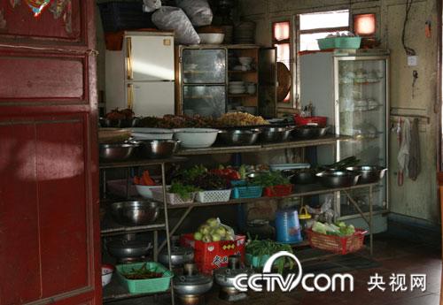 石鼓街景：小饭馆菜品丰富