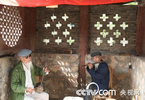 石鼓街景:桥头随处可见的纳西古乐演奏者