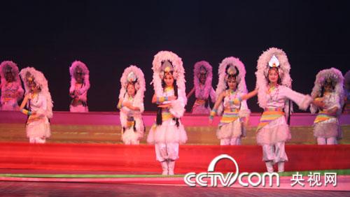 《丽水金沙》演出场景:藏族舞蹈织氆氇